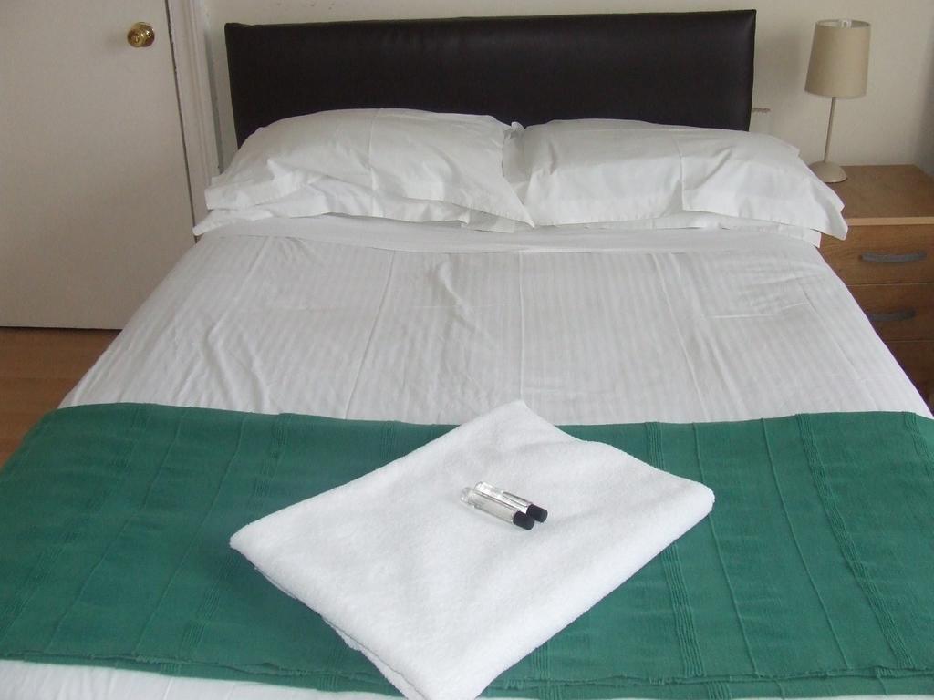 Cedars House Hotel Croydon Bagian luar foto