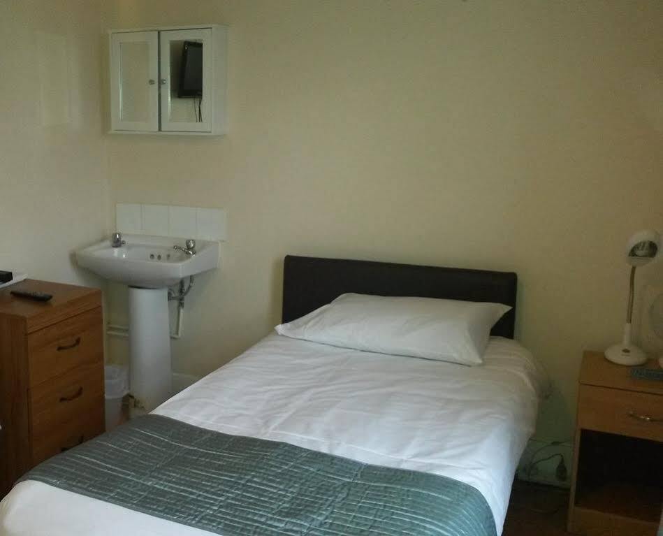 Cedars House Hotel Croydon Bagian luar foto